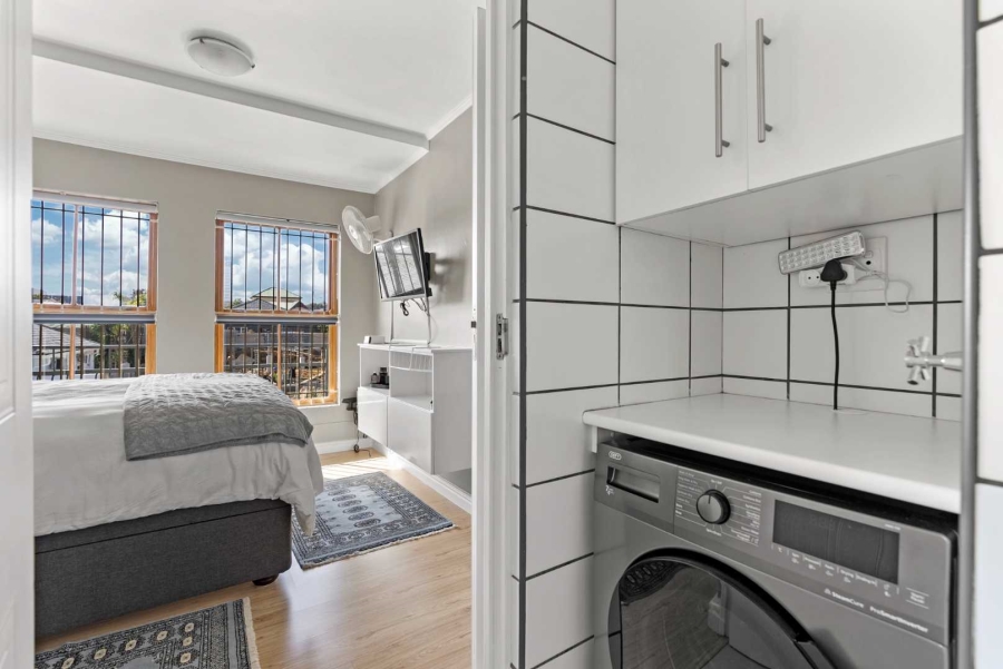 To Let 1 Bedroom Property for Rent in Sea Point Western Cape